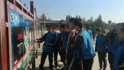 美岱召中心校宣传栏 美岱召中心校宣传栏