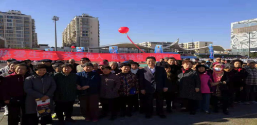 现场空飘及悬挂的反邪教标语格外醒目3 现场空飘及悬挂的反邪教标语格外醒目3