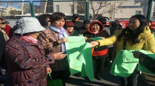 工作人员发放反邪教警示教育宣传品 工作人员发放反邪教警示教育宣传品