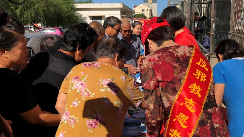 2018年9月7日上午,东丽区无瑕街防范办、司法所、宣传科、卫生、企业服务中心联合各社区党员干部以及平安志愿者,在秋霞里社区开展反邪教警示教育活动。 2018年9月7日上午,东丽区无瑕街防范办、司法所、宣传科、卫生、企业服务中心联合各社区党员干部以及平安志愿者,在秋霞里社区开展反邪教警示教育活动。