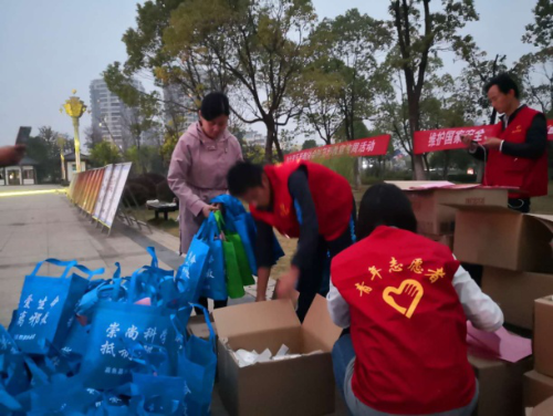 工作人员准备宣传资料 工作人员准备宣传资料