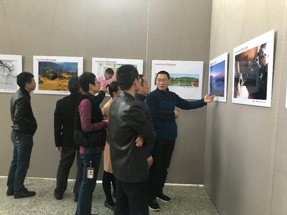 江苏省无锡市反邪教协会观看纪念改革开放四十年作书画摄影作品展