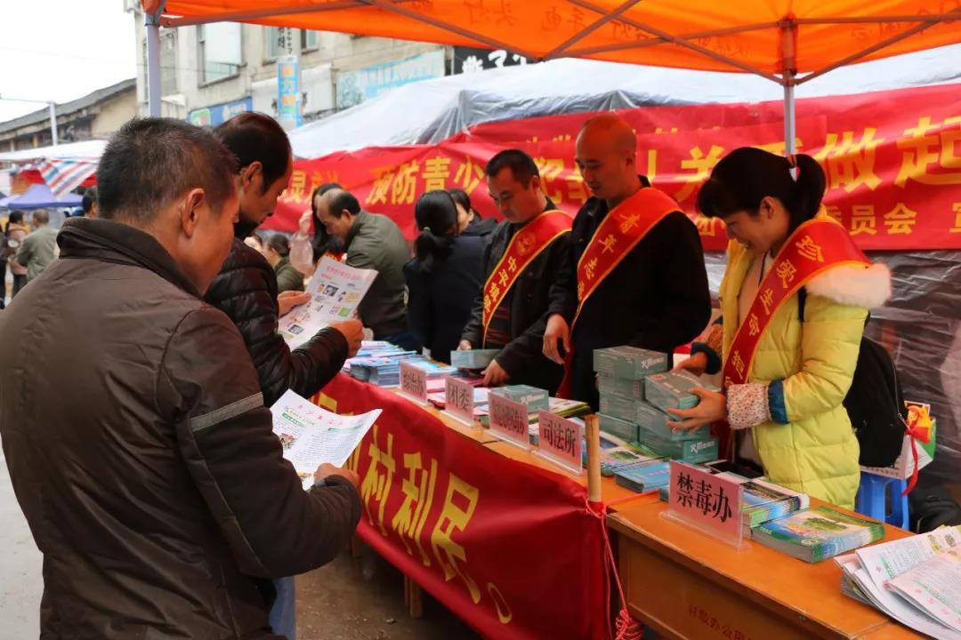广西象州县中平镇组织志愿者开展反邪教法制宣传
