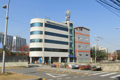 “全能神”位于首尔九老洞的教堂,这是他们在韩国各地的教堂之一。 “全能神”位于首尔九老洞的教堂,这是他们在韩国各地的教堂之一。