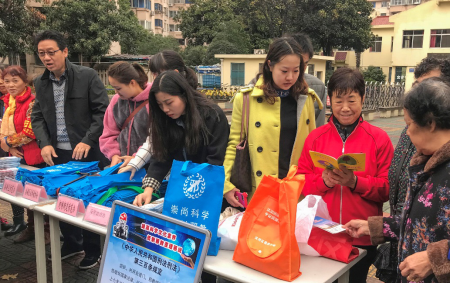 1、让反邪教宣传根植群众心坎里----江苏省无锡市各地以多种形式开展“12.4”国家宪法日反邪教广场法治宣传服务活动736