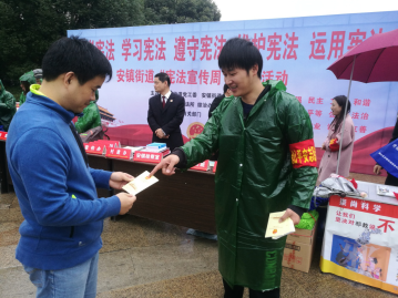 1、让反邪教宣传根植群众心坎里----江苏省无锡市各地以多种形式开展“12.4”国家宪法日反邪教广场法治宣传服务活动1040