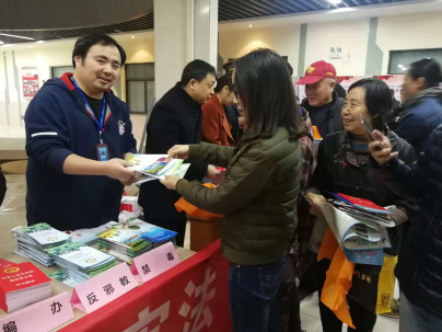 1、让反邪教宣传根植群众心坎里----江苏省无锡市各地以多种形式开展“12.4”国家宪法日反邪教广场法治宣传服务活动1185