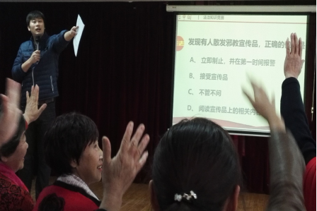1、让反邪教宣传根植群众心坎里----江苏省无锡市各地以多种形式开展“12.4”国家宪法日反邪教广场法治宣传服务活动1599