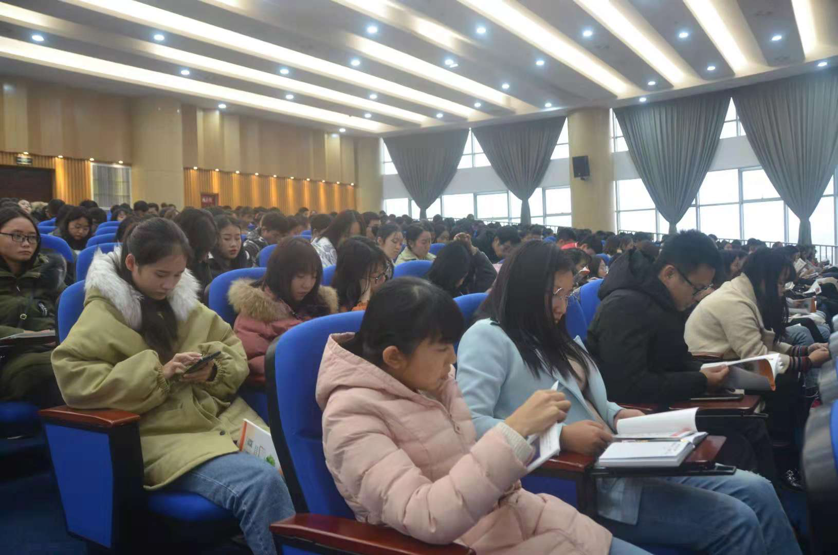 四川省乐山市委防范处理邪教办走进高校作反邪教形势报告 
