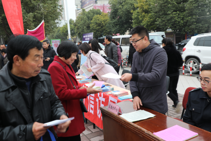 汉台区借助全市“12.4”全国宪法日大型活动开展反邪教宣传369