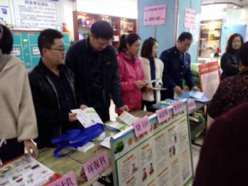 9、江苏省宜兴市在“12·4”法制宣传日开展反邪教宣传492 9、江苏省宜兴市在“12·4”法制宣传日开展反邪教宣传492