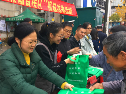 9、江苏省宜兴市在“12·4”法制宣传日开展反邪教宣传495 9、江苏省宜兴市在“12·4”法制宣传日开展反邪教宣传495