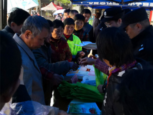 9、江苏省宜兴市在“12·4”法制宣传日开展反邪教宣传501 9、江苏省宜兴市在“12·4”法制宣传日开展反邪教宣传501