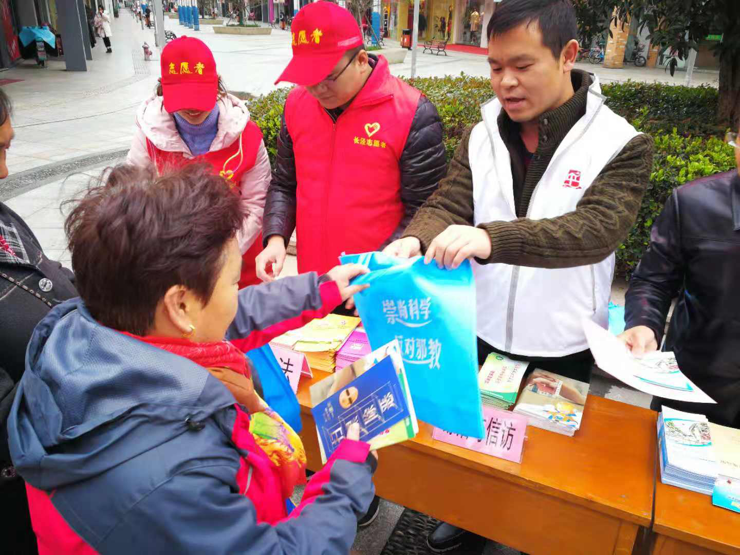 弘法治 抵邪教——江苏省无锡市组织开展“弘扬法治精神 拒绝邪教侵蚀”反邪教宣传周活动