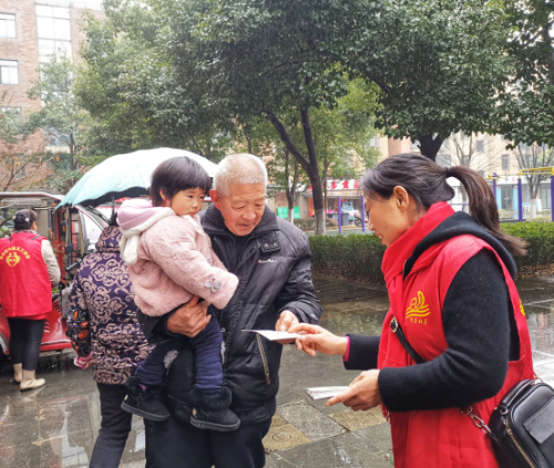 2 江苏省无锡市东亭街道明泉社区利用“最美中国梦”社区迎新公益主题联欢会开展反邪教宣传147 2 江苏省无锡市东亭街道明泉社区利用“最美中国梦”社区迎新公益主题联欢会开展反邪教宣传147