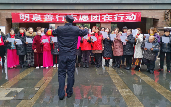 江苏省无锡市东亭街道明泉社区利用“最美中国梦”社区迎新公益主题联欢会开展反邪教宣传