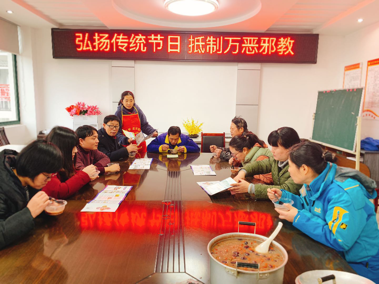 江苏省无锡市广益街道广益佳苑社区开展“传统节日主题之寒冬暖心迎腊八”反邪教宣传活动
