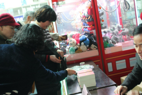 衢州市春节前开展春运“温暖回家路”反邪教宣传活动444 衢州市春节前开展春运“温暖回家路”反邪教宣传活动444
