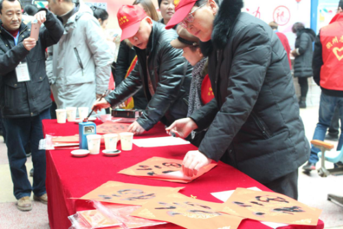 衢州市春节前开展春运“温暖回家路”反邪教宣传活动450 衢州市春节前开展春运“温暖回家路”反邪教宣传活动450