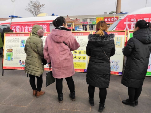 图片004:过往村民观看反邪教展板内容 图片004:过往村民观看反邪教展板内容