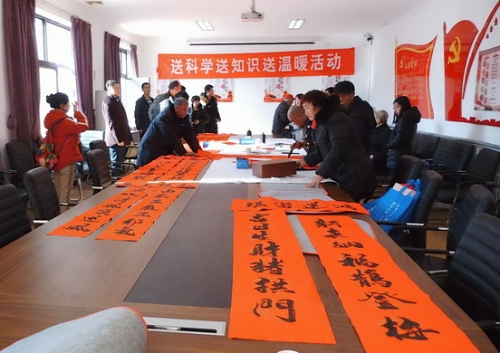 图2 题写反邪教春联 图2 题写反邪教春联