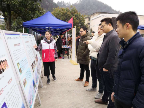 衢州市集中开展“人力资源交流大会--春节前夕反邪教”系列宣传活动806