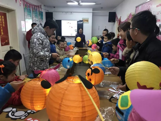 上海市桃浦镇开展“巧手做灯笼 欢喜迎元宵”暨反邪教宣传活动