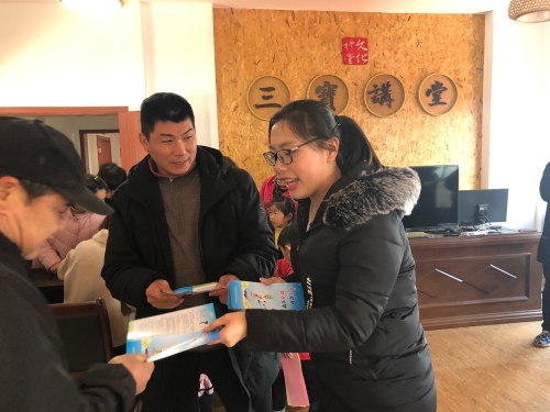 发放宣传资料