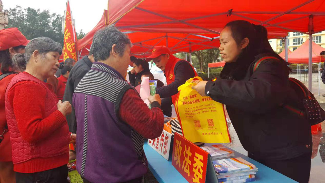 广西来宾市象州县多部门联合开展反邪教宣传活动