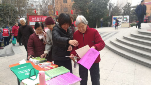凤县借力学雷锋日开展反邪教宣传187 凤县借力学雷锋日开展反邪教宣传187
