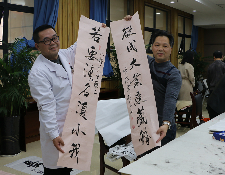 重庆市合川区楹联学会为合川宏仁医院女职工送上特殊的节日礼物