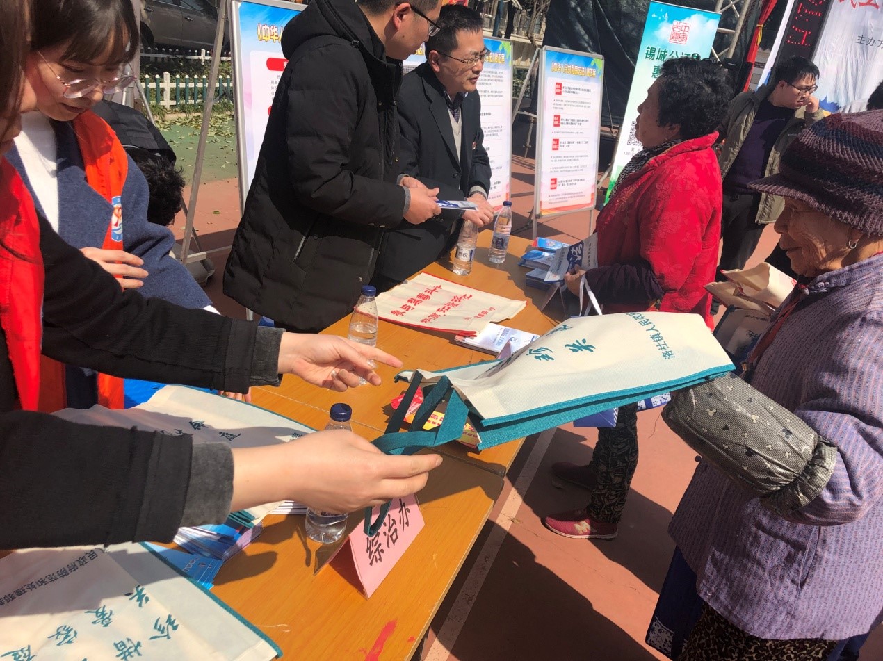 江苏省无锡市惠山区洛社镇结合“农民工学法月”暨“百场”法治文艺巡演开展反邪教宣传
