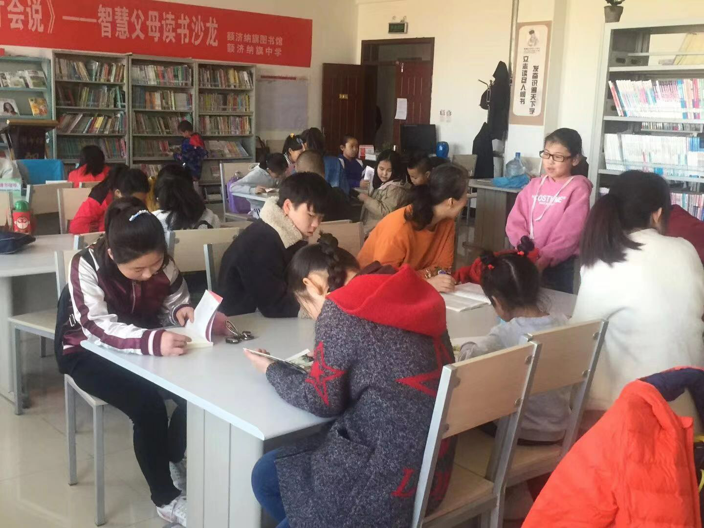 内蒙古阿拉善盟额济纳旗在图书馆摆放反邪教宣传册