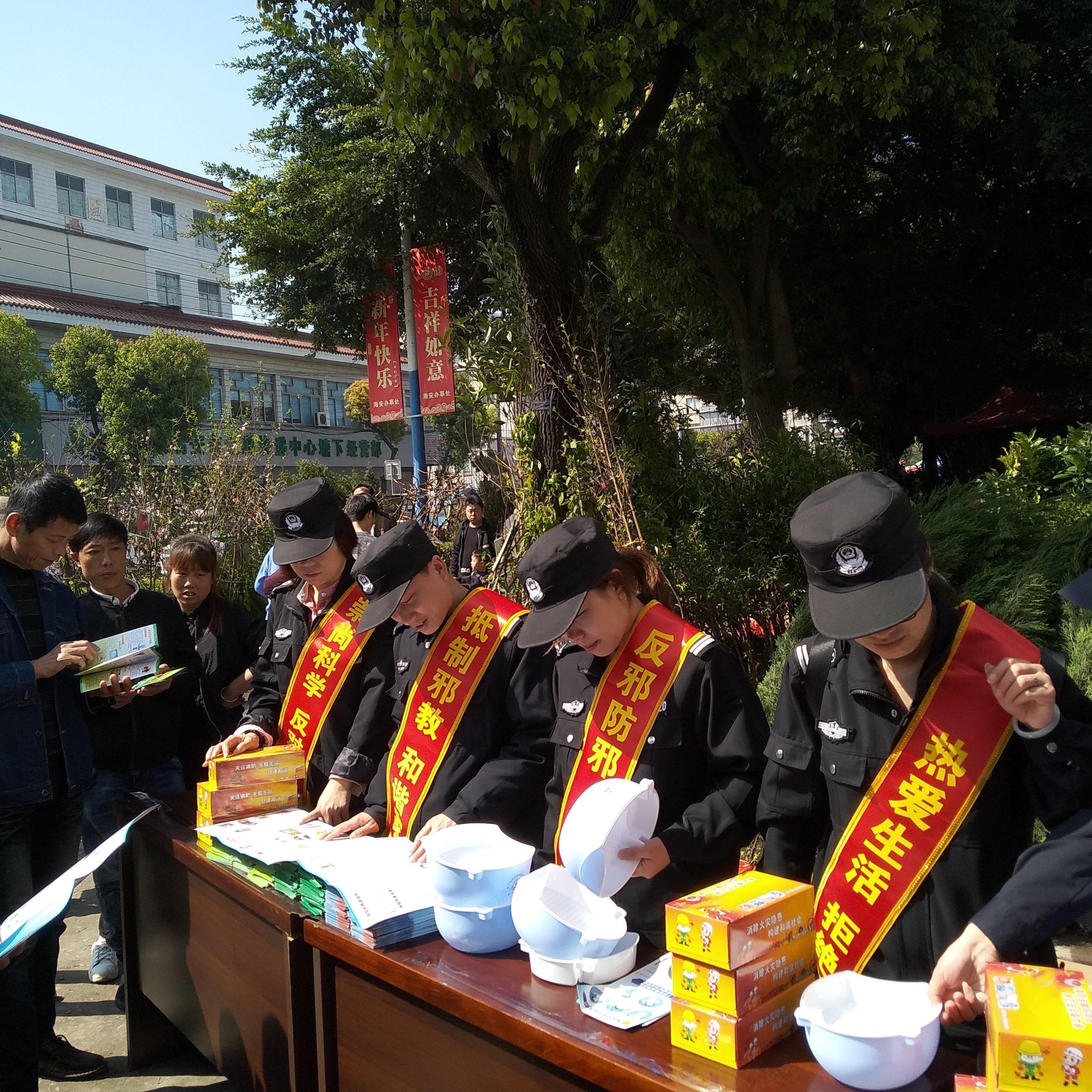 浙江省瑞安市塘下镇海安办事处反邪教志愿者开展清明会市反邪教宣传活动