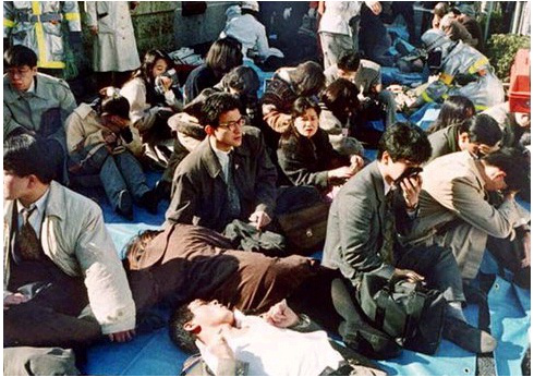 1995年东京地铁沙林毒气事件现场。 1995年东京地铁沙林毒气事件现场。