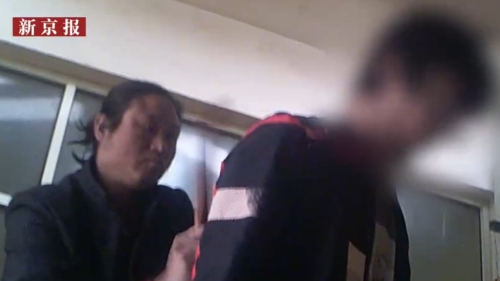 沧州某“大师”的助手在用戒尺“驱魔” 沧州某“大师”的助手在用戒尺“驱魔”