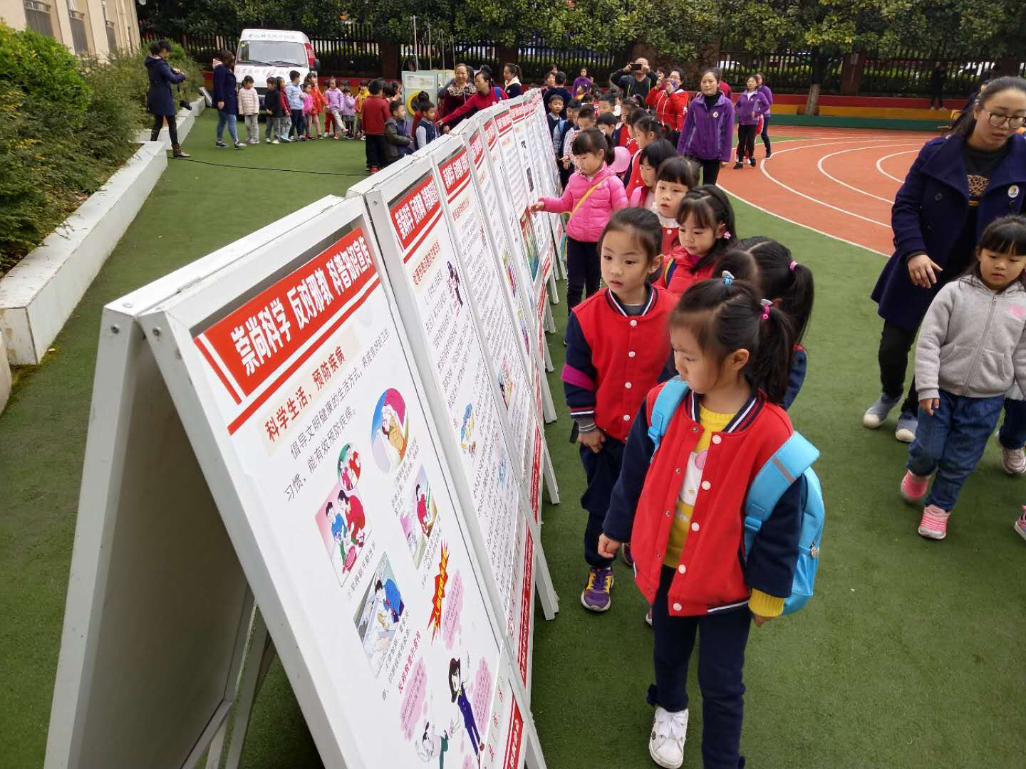 集思广益“展”宣传 同心共创“美”校园 —贵州省贵阳市云岩区开展反邪知识进校园