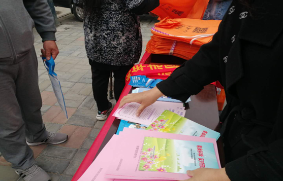 内蒙古呼和浩特市回民区借杏花节开展反邪教宣传活动