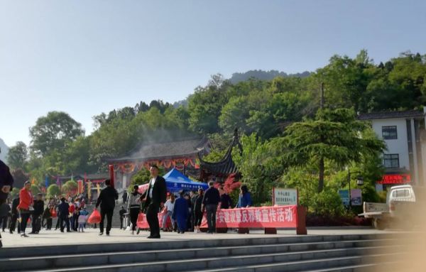 陕西省汉中市西乡县利用“五一”前后茶旅文化节活动加强反邪教宣传