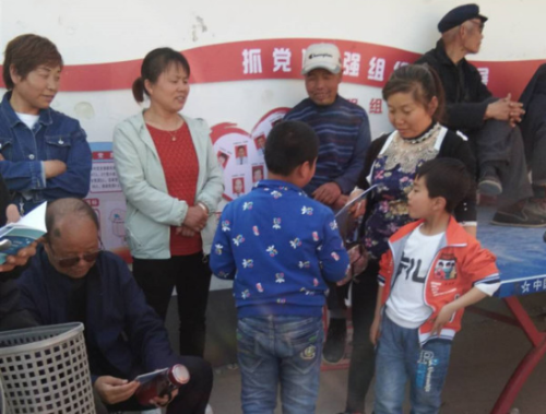 宝鸡市在农村“交流会”上进行反邪教宣传366 宝鸡市在农村“交流会”上进行反邪教宣传366