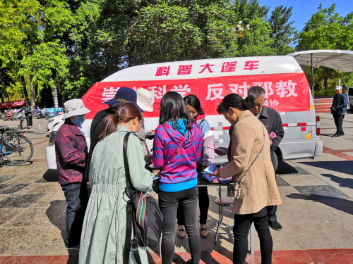 图片002:反邪教志愿者为现场群众发放反邪教宣传资料wps图片 图片002:反邪教志愿者为现场群众发放反邪教宣传资料wps图片