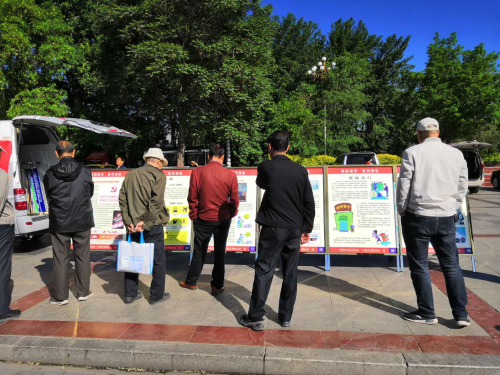 图片004:现场群众对反邪教知识看得津津有味wps图片 图片004:现场群众对反邪教知识看得津津有味wps图片