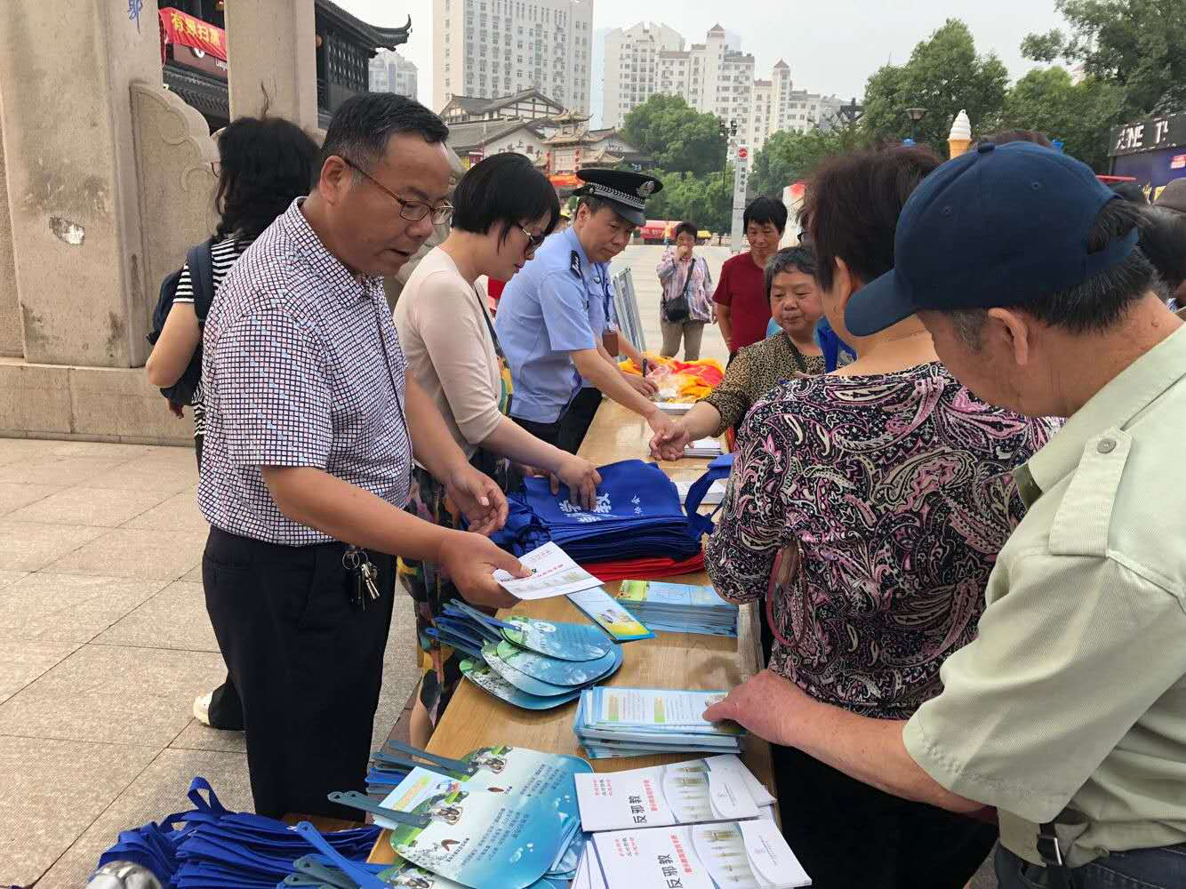 江苏省无锡市梁溪区开展 “反对邪教 崇尚科学”广场宣传活动