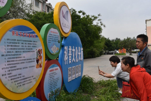 图片001：独特的科普反邪阵地引来社区居民齐围观