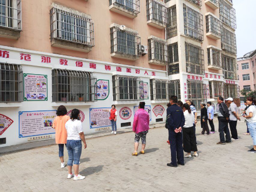 图片005：社区反邪教志愿者的精彩讲解赢得居民齐点赞