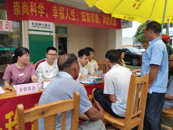 广西忻城县安东乡利用领导干部“公开大接访”活动开展反邪教宣传活动