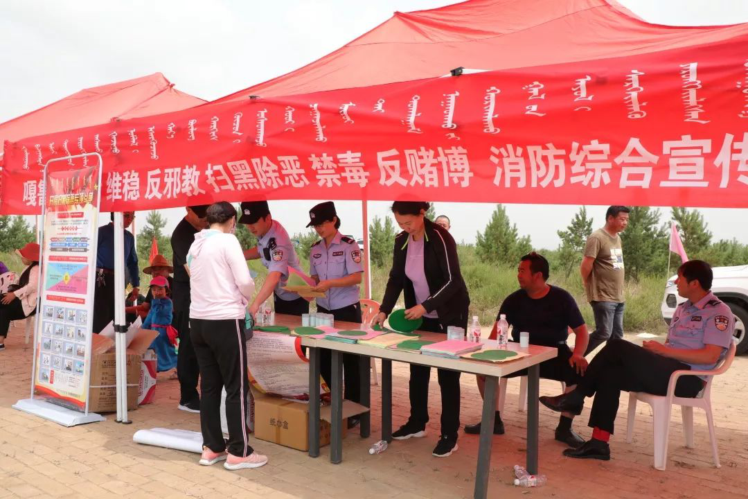 内蒙古鄂尔多斯市乌审旗借“敖包祭祀和青少年那达慕”积极开展反邪教警示教育宣传活动