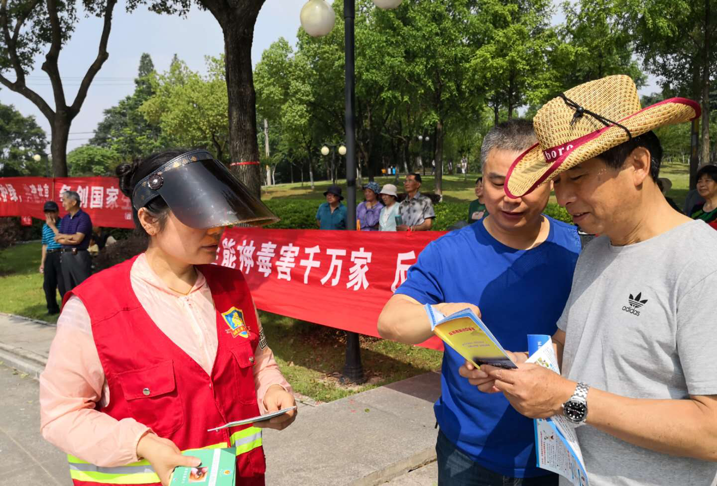 南京市栖霞区尧化街道党员志愿者开展“迎七一”反邪教宣传文艺汇演