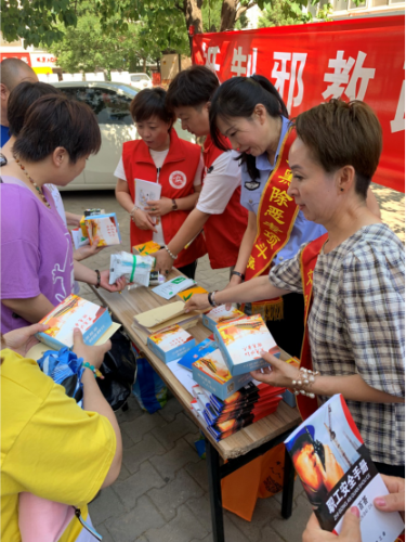 内蒙古呼和浩特市回民区开展“防范邪教 共建和谐”主题宣传活动427 内蒙古呼和浩特市回民区开展“防范邪教 共建和谐”主题宣传活动427