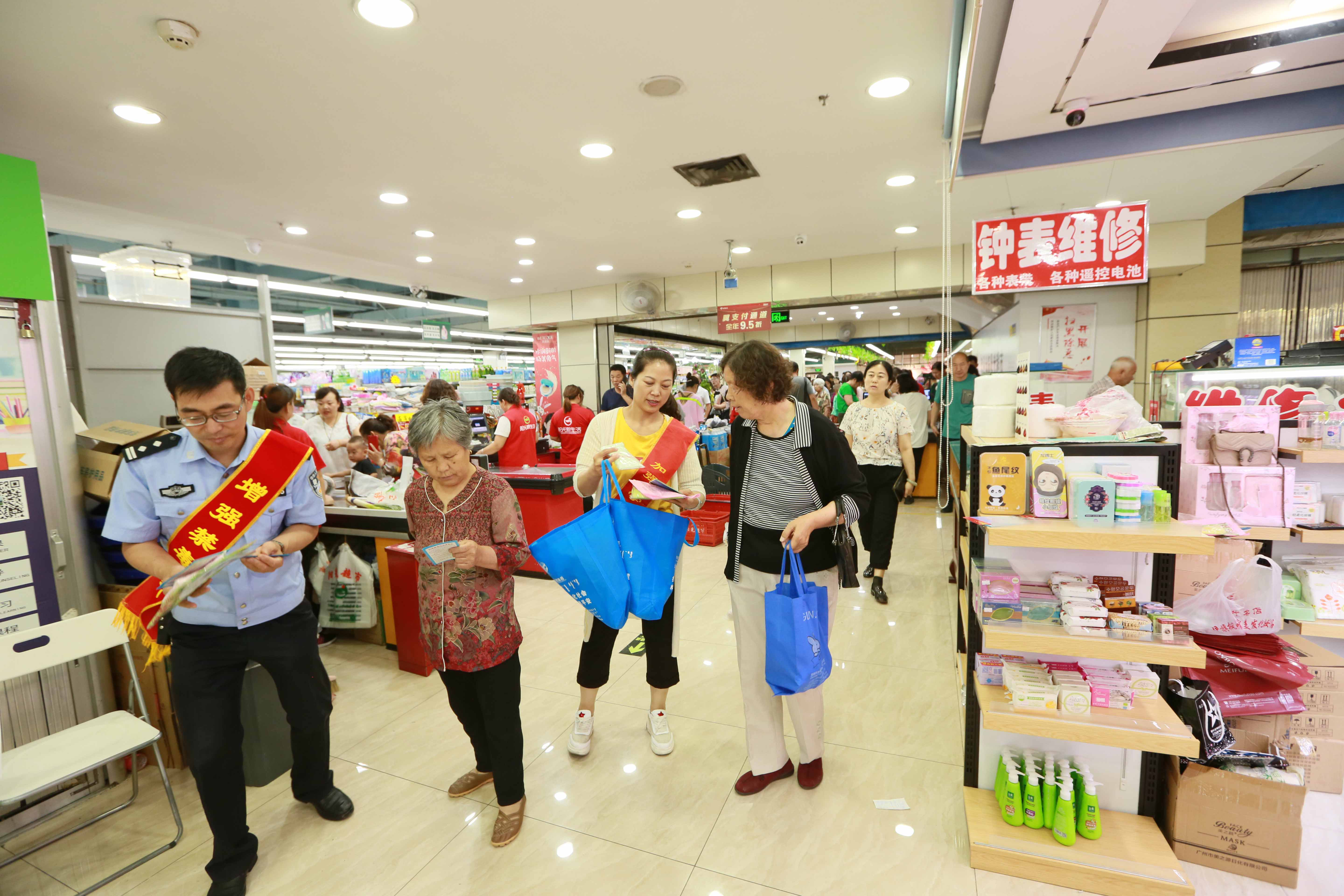 内蒙古鄂尔多斯市准格尔旗借助禁毒日开展反邪教警示教育宣传活动